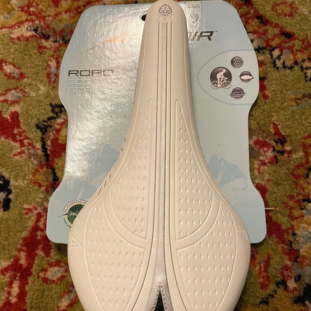 🎁 NWT ~ Avenir Bike Seat ~ women’s road 300 series